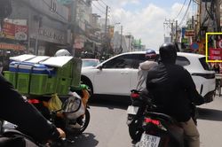 Ngày đầu cấm ô tô trên đường Cách Mạng Tháng Tám ở TPHCM: Tài xế vội tạt vào hẻm