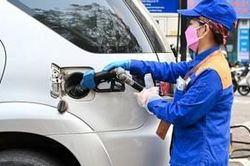Giá xăng dầu đồng loạt giảm, xăng E10 lùi về sát 22.000 đồng/lít