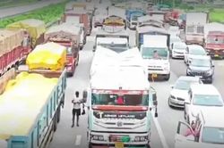 Tài xế dừng xe tải chắn ngang đường cao tốc, gây ùn tắc 5 km