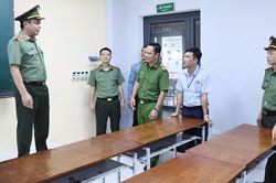 Thiếu tướng Công an Nguyễn Đức Thuận kiểm tra điểm thi lại ở Tuyên Quang