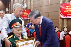 Hướng dẫn mới về mức thưởng Huy hiệu Đảng