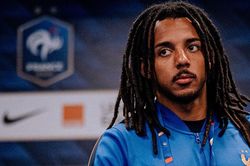 Arsenal tăng cường hàng thủ với Jules Kounde