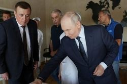 Tổng thống Nga Putin lần đầu tới thăm quần đảo tranh chấp với Nhật Bản