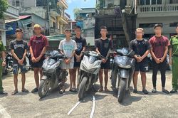 7 thanh ni&ecirc;n mang kiếm truy đuổi, ch&eacute;m người v&ocirc; cớ ở H&agrave; Nội