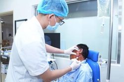 Phẫu thuật thành công ổ áp xe hiếm gặp cho bệnh nhân người Lào