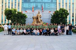 D&acirc;ng hoa tưởng niệm Chủ tịch Hồ Ch&iacute; Minh nh&acirc;n kỷ niệm 50 năm An ninh Thủ đ&ocirc; xuất bản số b&aacute;o đầu ti&ecirc;n