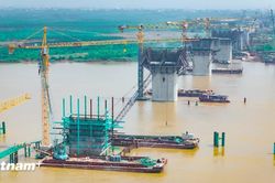 Cầu Hồng Hà tăng tốc thi công, vươn cao trụ chính giữa lòng sông