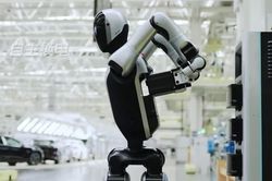 Robot Trung Quốc tự thay pin trong 3 phút, mở ra kỷ nguyên nhà máy 24/7
