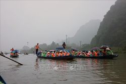 Lừa đảo cấp phép dịch vụ chở khách tại suối Yến - chùa Hương