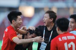 HLV Kim Sang-sik sẽ chọn lối chơi n&agrave;o cho tuyển Việt Nam để ứng ph&oacute; Malaysia?