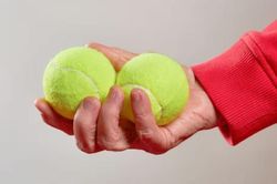 Lý do nên mang theo bóng tennis cùng chiếc tất lên máy bay