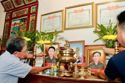 Người em 81 tuổi bật khóc khi hai người anh liệt sĩ 'trở về' qua di ảnh