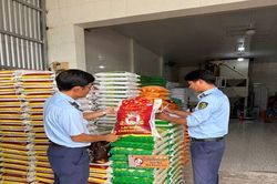Phát hiện hơn 2 tấn gạo không rõ nguồn gốc, xuất xứ