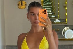 Hailey Bieber khoe sắc vóc cuốn hút, lăng xê đồ tắm nhung giữa mùa hè