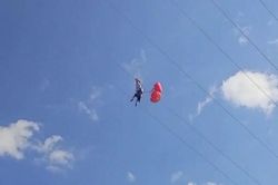 Nữ du khách mắc kẹt ở độ cao 46m, khoảnh khắc chới với giữa sông lớn gây thót tim