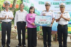 Hội LHPN TPHCM trao tặng 25.000 cây xanh cho Trường Sa