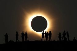 Hàng triệu người dân châu Âu chiêm ngưỡng nhật thực toàn phần lần đầu tiên sau 27 năm