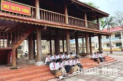 Trang cấp đồ dùng cá nhân, học phẩm cho học sinh trường phổ thông nội trú tại các xã biên giới