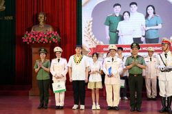 Công an tỉnh Bắc Ninh tuyên dương 14 gia đình, khen thưởng 127 học sinh giỏi