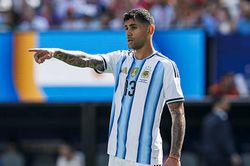 Atletico Madrid chiêu mộ thành công trung vệ Cristian Romero từ Tottenham với giá 40 triệu euro