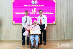Trao tặng Huy hiệu 75 năm tuổi Đảng cho đảng viên Phạm Đức Huân