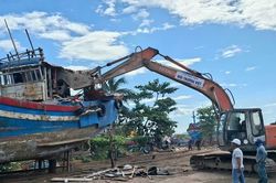 Phường Quy Nhơn khởi công phá dỡ tàu cá giải bản