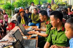 Công an xã Ia Nan trao hơn 500 sim điện thoại miễn phí cho người dân