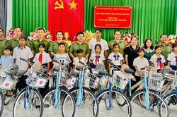 Cục An ninh nội địa tặng xe đạp và hỗ trợ công trình nước sạch tại xã Ia Dơk