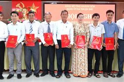 Đảng ủy x&atilde; Thuận Bắc tổ chức k&yacute; cam kết tr&aacute;ch nhiệm đối với c&aacute;n bộ l&atilde;nh đạo, quản l&yacute;