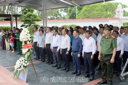 Đoàn công tác của tỉnh Lai Châu dâng hương tại Khu di tích quốc gia đặc biệt Ngã ba Đồng Lộc, tỉnh Hà Tĩnh