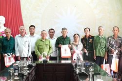 Lào Cai thăm, tặng quà nạn nhân chất độc da cam/dioxin tại xã Việt Hồng và phường Nghĩa Lộ