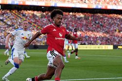 Tiền đạo Joshua Zirkzee rực s&aacute;ng trước Leeds United giữa bối cảnh Juventus đ&agrave;m ph&aacute;n chi&ecirc;u mộ