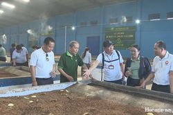 Chia sẻ kinh nghiệm về sản xuất nông nghiệp hữu cơ với đoàn cán bộ Lào