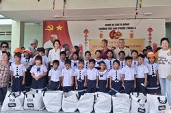 Ban Từ thiện thiền viện Vạn Hạnh tặng xe đạp và quà cho học sinh tại tỉnh Khánh Hòa
