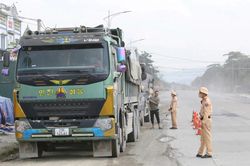 Phú Thọ: Xử nghiêm xe tải chở đất đá làm rơi vãi trên đường Hồ Chí Minh gây mất ATGT