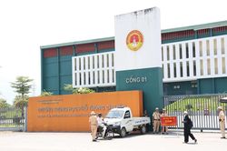 H&igrave;nh ảnh c&aacute;c th&iacute; sinh điểm thi trường chuy&ecirc;n Tuy&ecirc;n Quang l&agrave;m thủ tục thi lại