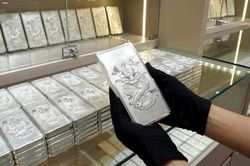 Ngày 13/8: Giá bạc trong nước giảm nhẹ, giá bạc thế giới "giằng co" quanh 65 USD/ounce
