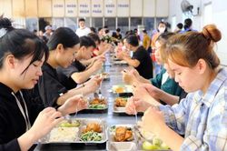 Công ty trả lương sau khi nghỉ việc, có được tính cả tiền ăn ca vào thu nhập chịu thuế không?