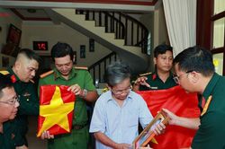 Em 81 tuổi bật khóc nhận di ảnh của hai anh trai là liệt sĩ