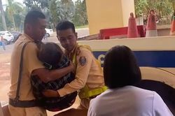 Kịp thời đưa người phụ nữ ngã ven đường đi cấp cứu