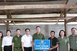 Công an Cao Bằng trao hỗ trợ xây dựng nhà cho hộ nghèo biên giới
