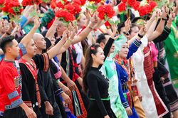 Từ 'làm theo' đến 'thực hành'