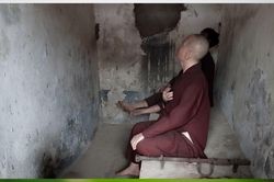 Áo cà sa trong chuồng cọp