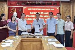 Bàn giao hồ sơ đảng viên cho Đảng bộ HĐND tỉnh và Đảng bộ MTTQ và các đoàn thể tỉnh