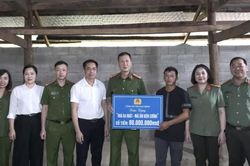 Trao kinh phí 'Nhà ba nhất - Mái ấm biên cương' tại xã Tổng Cọt và Lũng Nặm