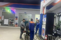 Giá xăng giảm gần 500 đồng/lít