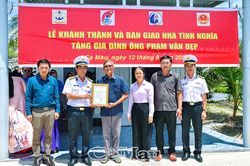 Quân chủng Hải quân bàn giao 'Nhà tình nghĩa' tại Cà Mau