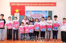 Trao yêu thương, tiếp sức học sinh Khmer đến trường
