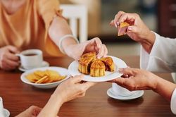 Bánh Trung thu ngon đến mấy, 5 nhóm người này cũng nên 'né'