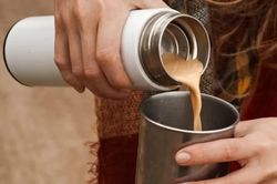 Thích mang cà phê trong bình giữ nhiệt: Đây là 4 điều bạn cần biết trước khi uống